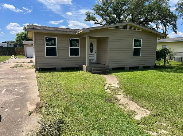 611 Whitten St, Clute, TX 77531