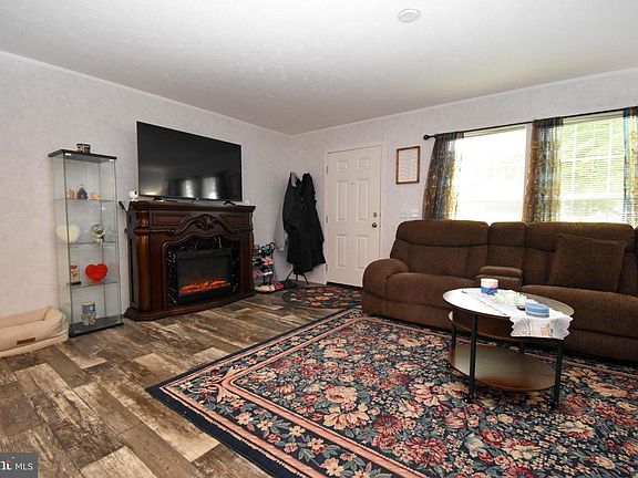 4th image of 23344 Lawrence Ln
