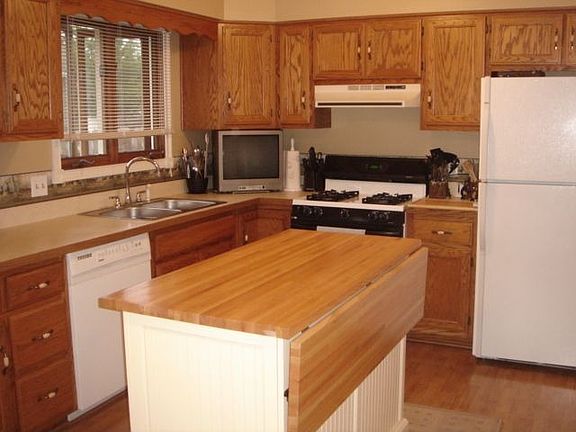 Lots of Workspace in Kitchen