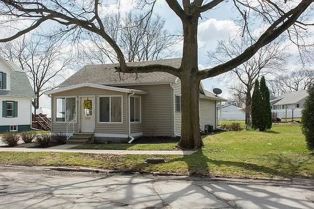 201 E Winfield St photo 1
