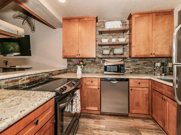 40744 Oakwoods Ln, Shaver Lake, CA 93664