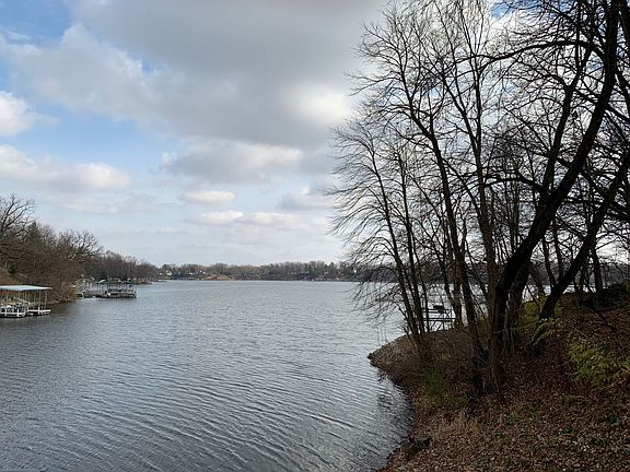 3rd image of 310 Holiday Dr