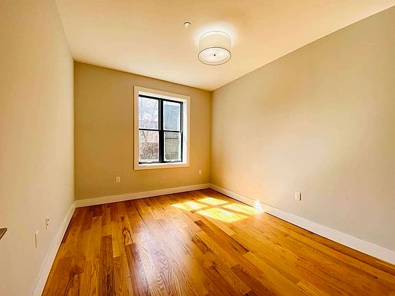 5th image of 62 Somers St APT 2B