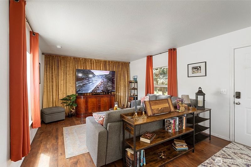 4th image of 611 Cedar Avenue #6