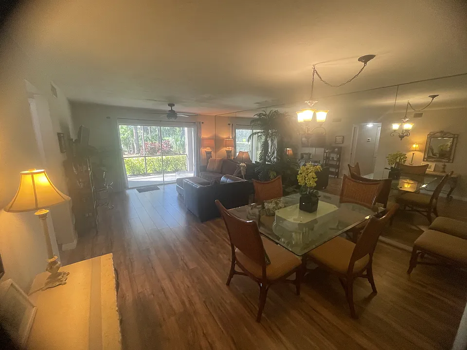 228 Fox Glen Dr