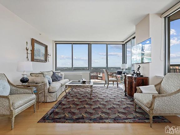 4th image of 1 Spring St Unit 2105