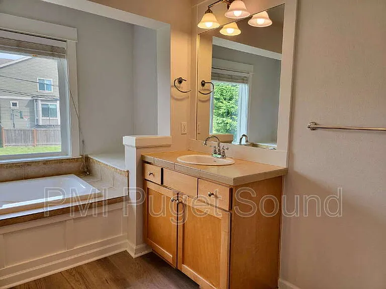 576 Mount Baker Pl NE — Photo 18