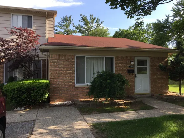 1367 Laurel Valley Dr, Waterford, MI 48327