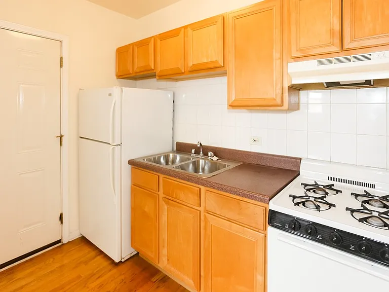914 W Dakin St #13 — Photo 2