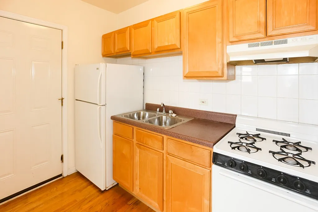 Building Photo - 914 W Dakin St #13