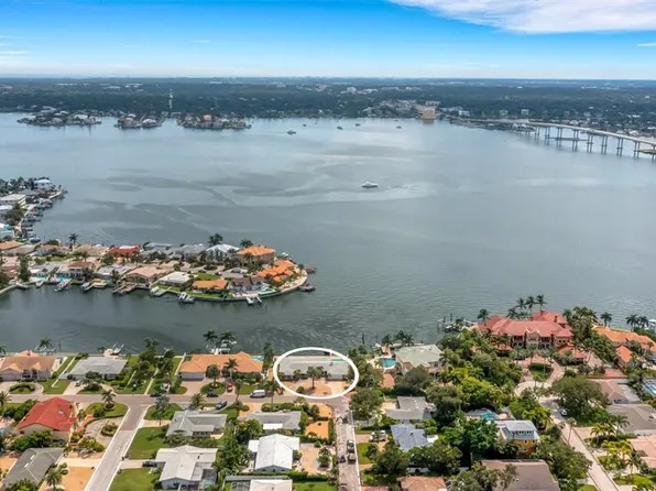 1903 Bayshore Dr, Belleair Beach, FL 33786