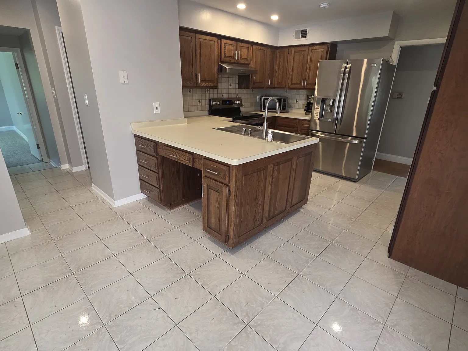 4 bed, 2472 sqft, $3,995 — Photo 3