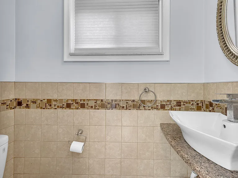 8484 Berwyn St — Photo 30