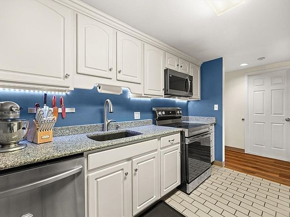 5th image of 96 Old Colony Ave #365