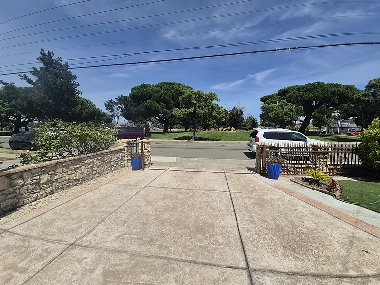Cherry St — Photo 3