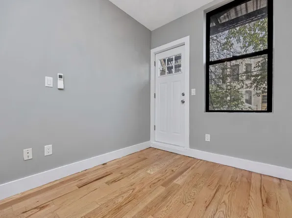 72-55 60 Lane image 11 of 28