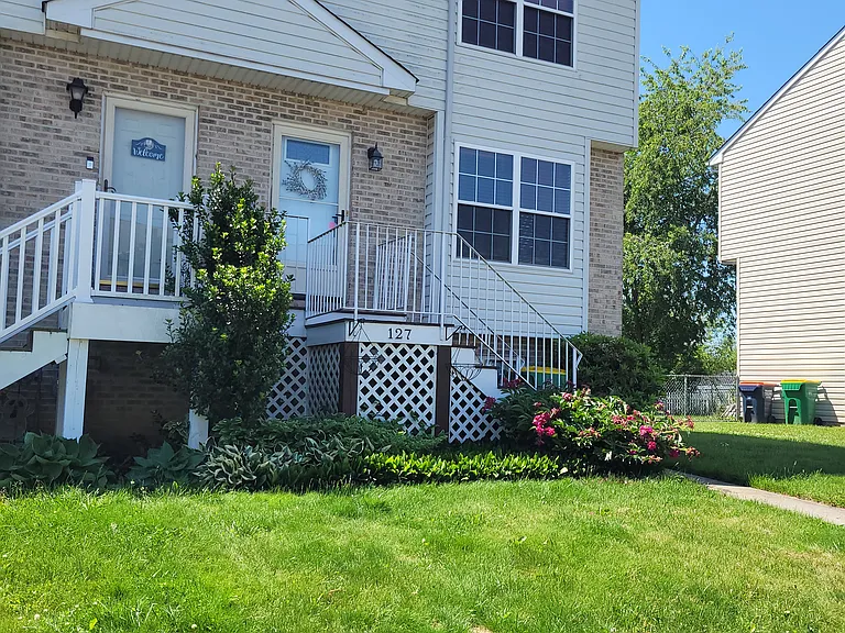 Beautiful End Unit Townhouse