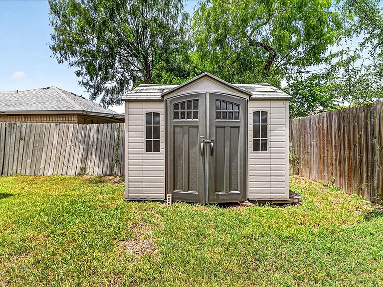 6810 Blue Skyway Dr — Photo 40