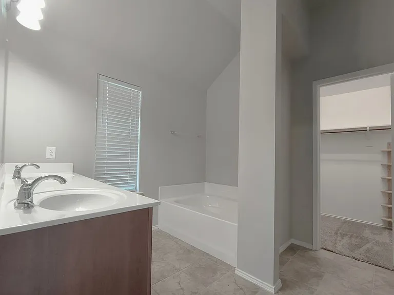 824 Lake Grove Dr — Photo 11