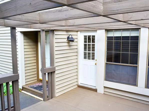 4 Beecher Ln, Rocky Hill, CT 06067