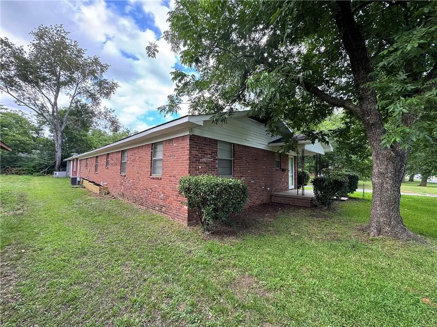 **Coming October 1st**Discover A Conveniently Located 3-Bedroom, 2-Bathroom House In Russellville... — Photo 2
