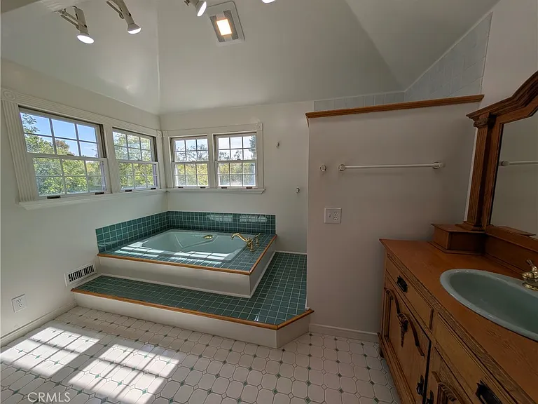 582 N Sunnyslope Ave — Photo 50