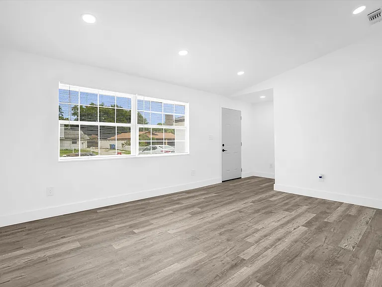 1730 Avenue C NE — Photo 22