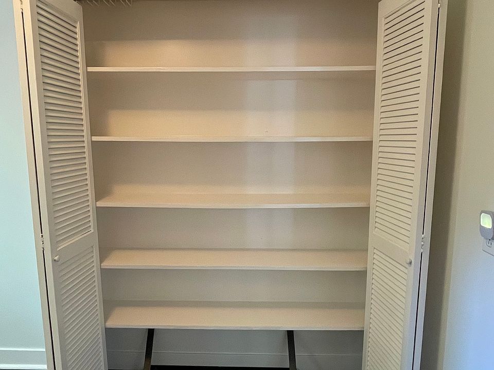 Kitchen Pantry (5'7" x 11")