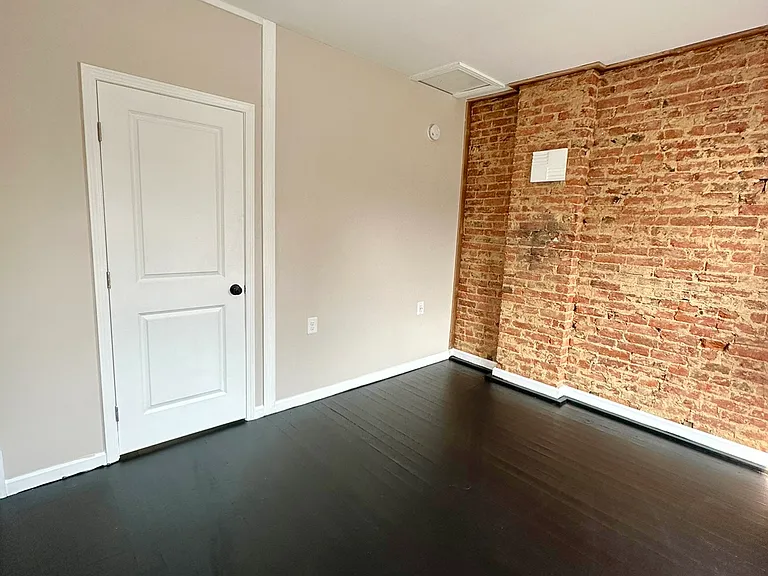 207 W 5th St #B — Photo 11