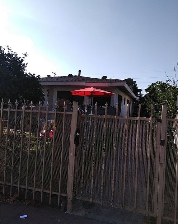 1st image of 636 E 88th Pl