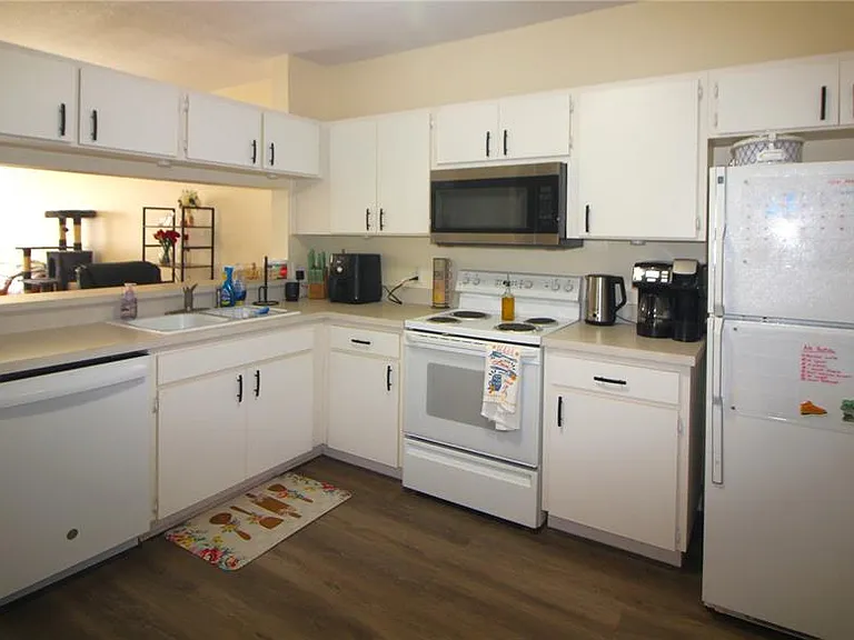 12369 Berkeley Square Dr — Photo 6