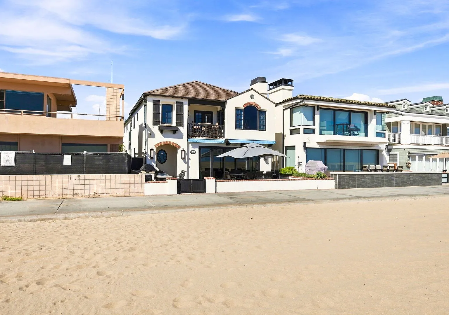 Gorgeous Furnished Home on Deep Oceanfront Lot, Parking for Five — Photo 4