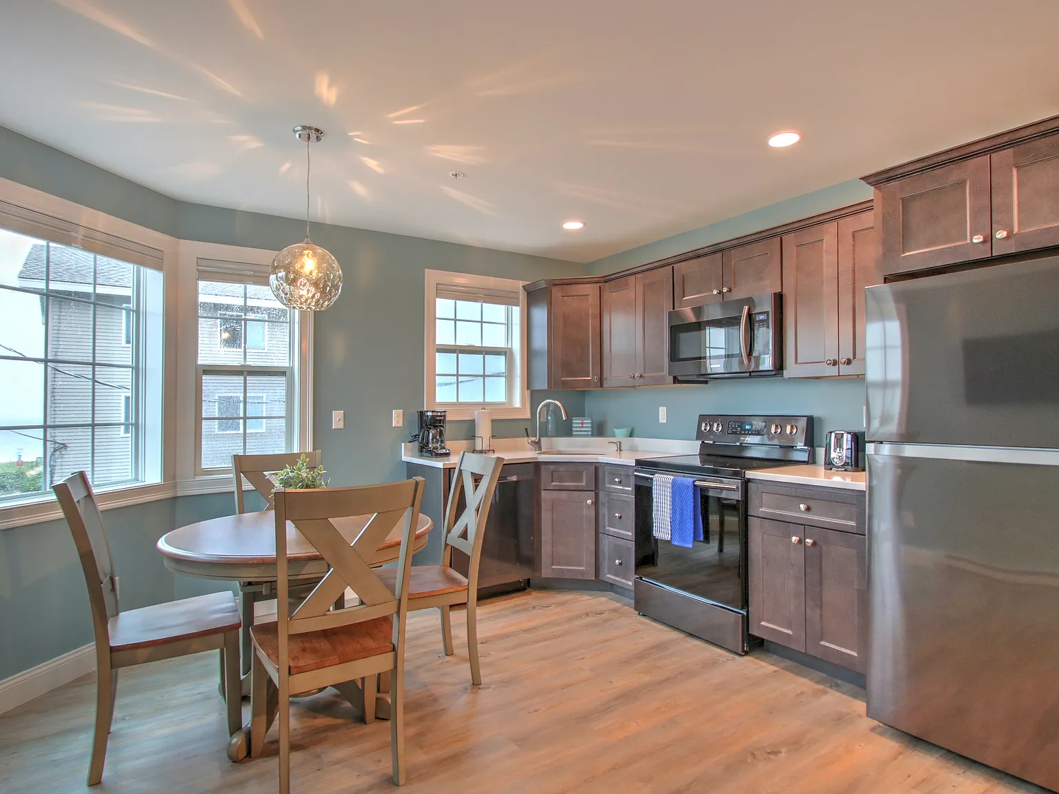 2 bed, 740 sqft, $1,950 — Photo 3