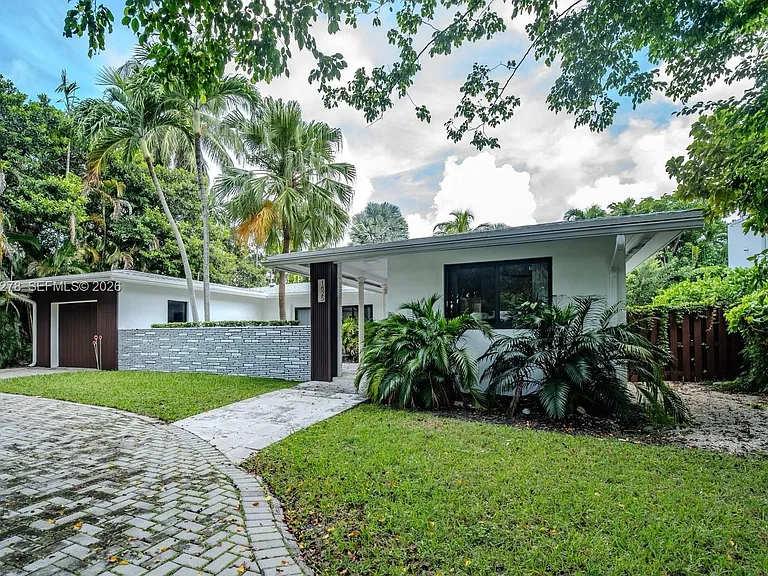 1825 Alamanda Dr — Photo 4