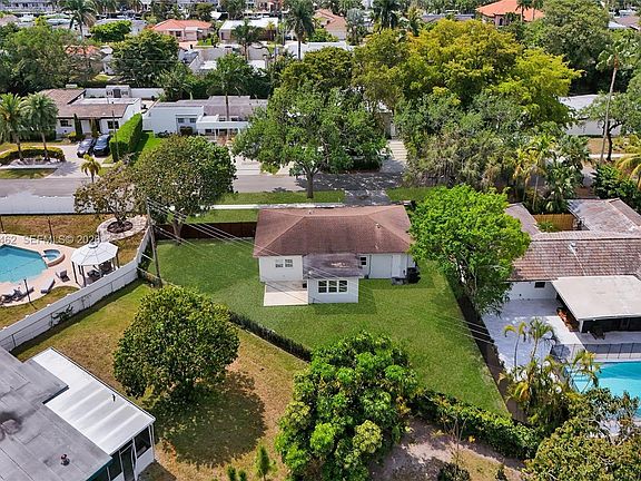 3rd image of 2125 Alamanda Dr