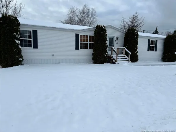 18 Anemone St, Moncton, NB E1H 2R7