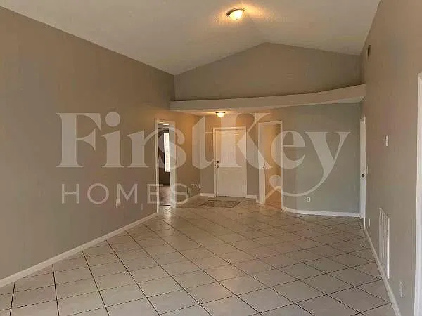 4 bed, 2.0 bath, 1644 sqft, $3,280 — Photo 4