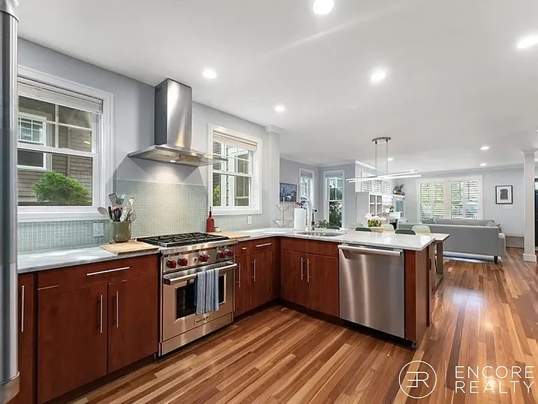 82 Summit Ave — Photo 2