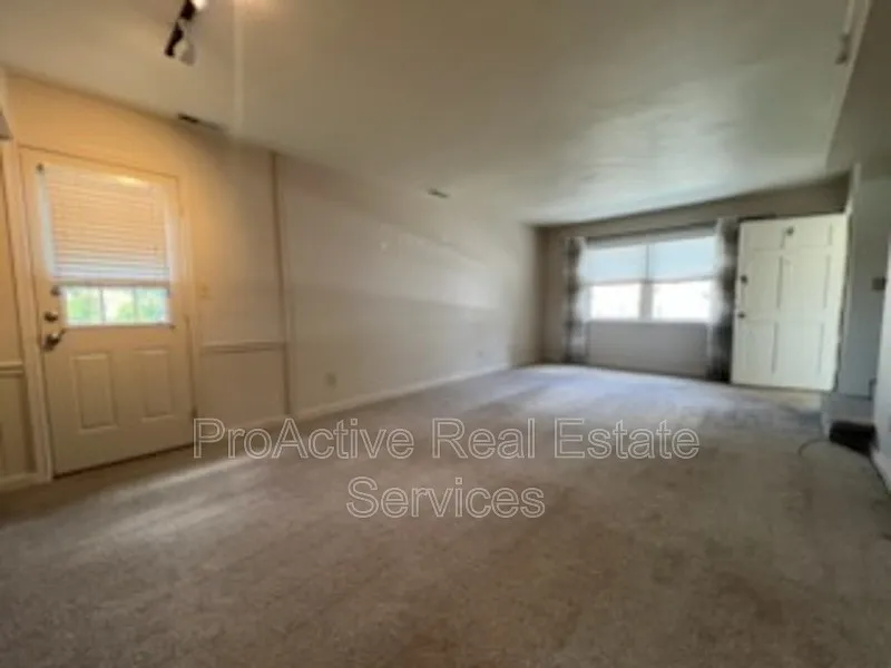 3 bed, 1.5 bath, 1400 sqft, $1,875 — Photo 4