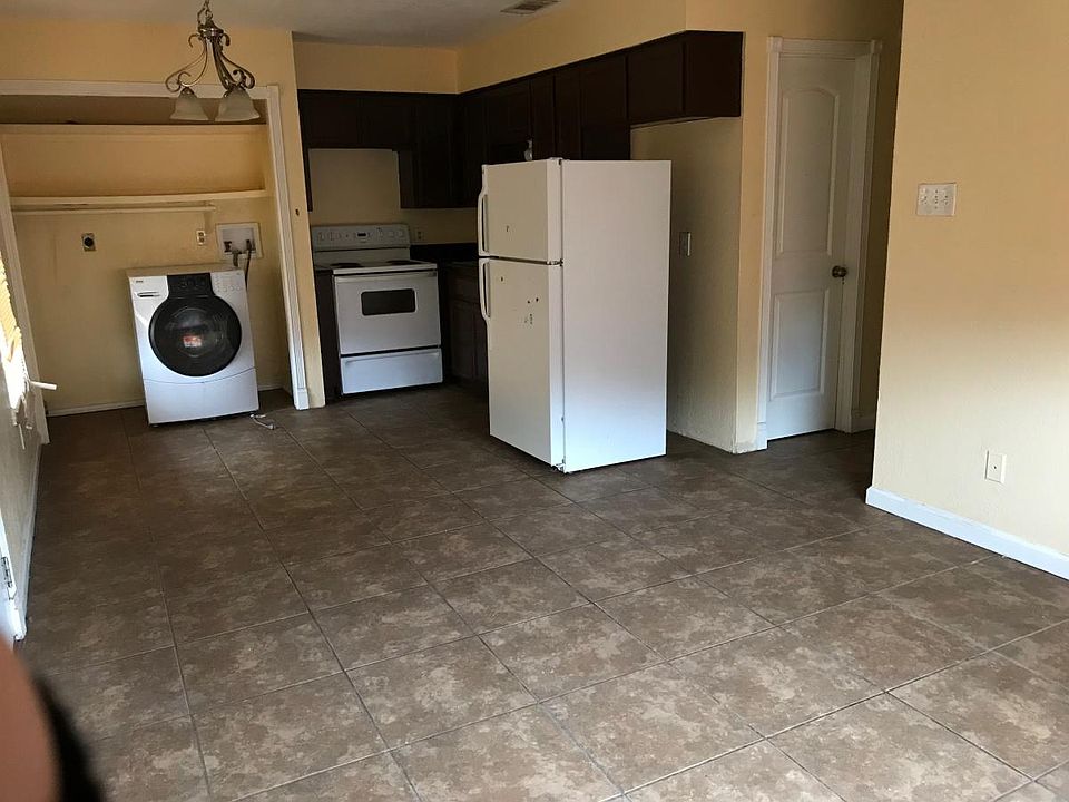 dinning room/laundry hook up/living room