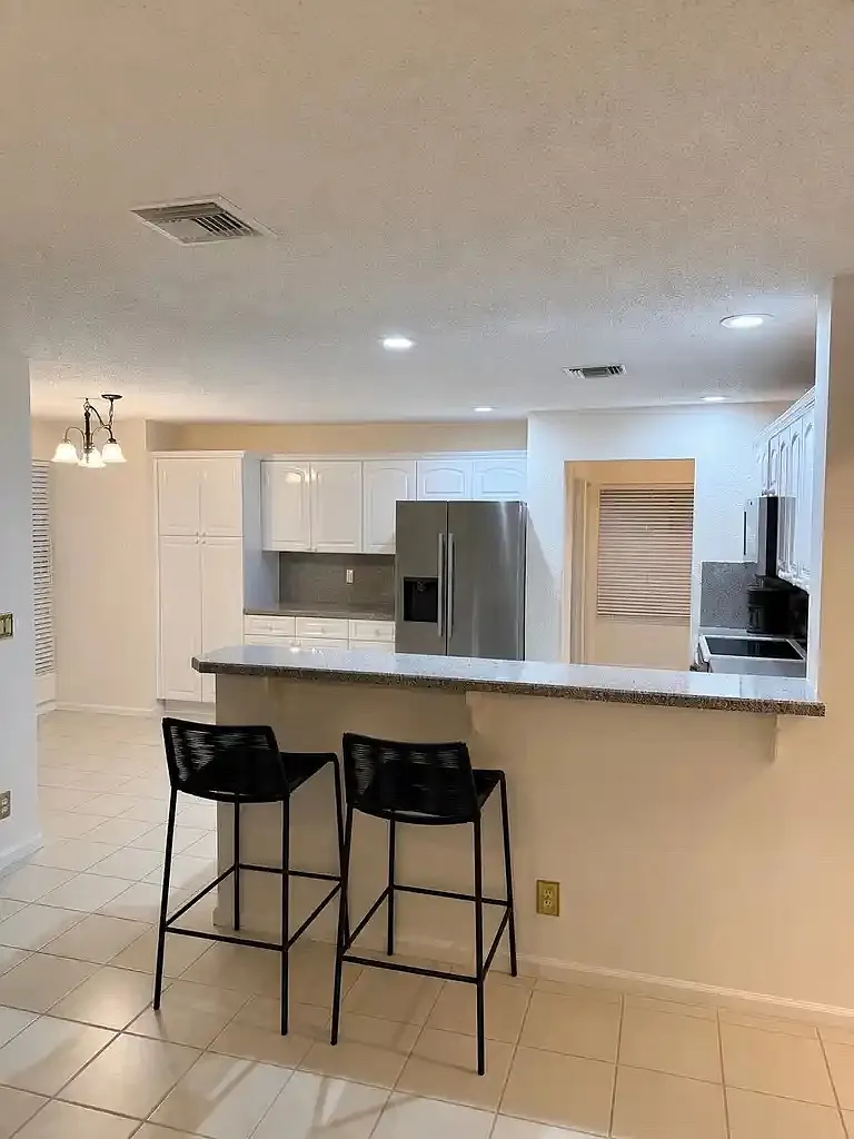 4 bed, 2538 sqft, $5,295 — Photo 3