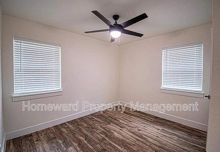 551 E Burks St — Photo 14