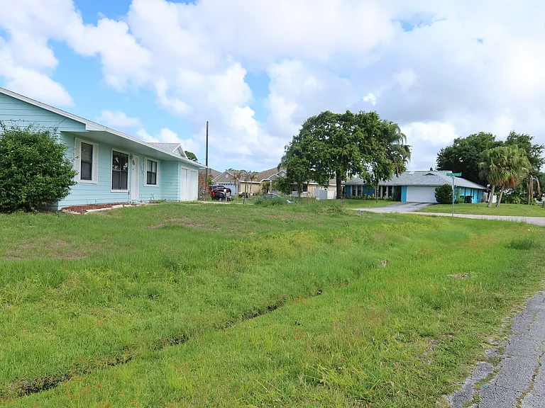 601 SE Polynesian Ave — Photo 5