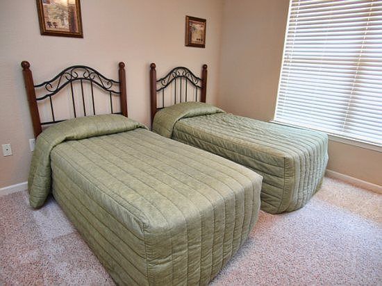 BP4C902-636-twin-bedroom