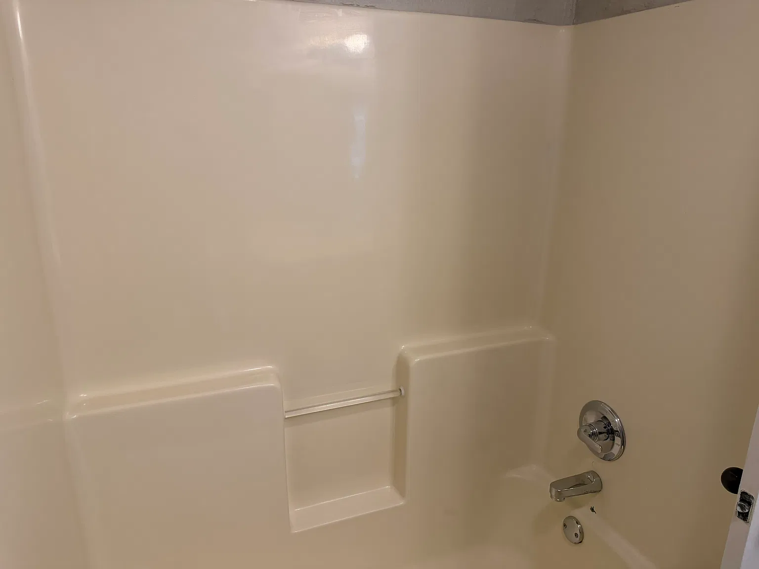 4 bed, 2200 sqft, $2,200 — Photo 3
