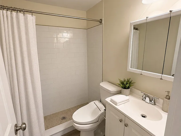 215 Harvard Ave #7 — Photo 11