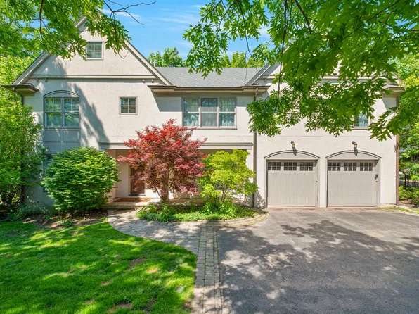 2340 Woodpath Ln, Highland Park, IL 60035