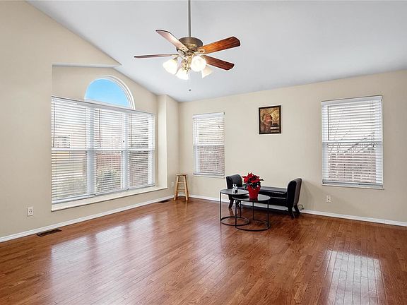3rd image of 303 Cypress Point Ct