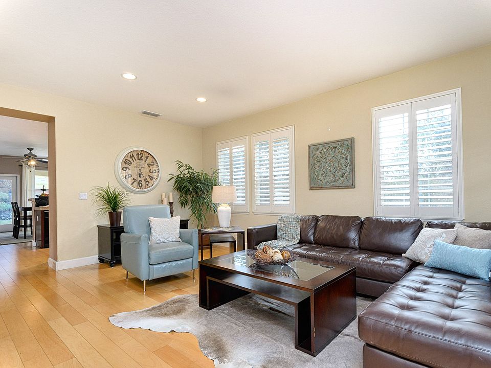 1st image of 127 Center Ct