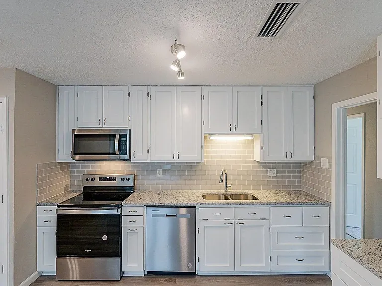 2112 Cedarcrest Dr — Photo 2